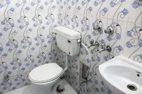 Laugh Tale Hostel - Bathroom