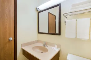 Super 8 by Wyndham Ripley - Bathroom