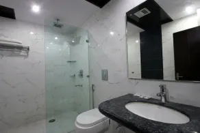 Hotel Legend International -Just a min walk from New Delhi Railway Station - Bathroom