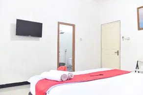 RedDoorz near Sultan Hasanuddin Airport 2 Makassar - Værelse
