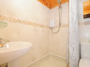 Lodge 32 - Cowslip - Bathroom