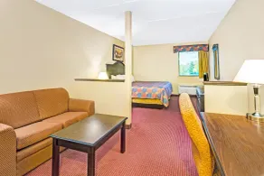 Days Inn & Suites by Wyndham Jeffersonville IN - Chambre