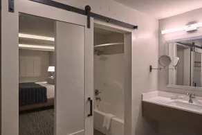 Fredericksburg Inn and Suites - Bathroom