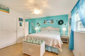 NY! Färgglada Canalfront Home w / Boat Dock & Yard! - Interiör