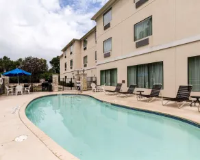 Quality Suites Huntsville Near University - Piscina