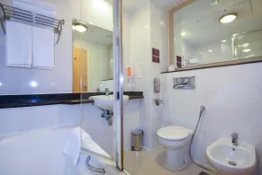 Premier Inn Abu Dhabi Airport Business Park - Bathroom
