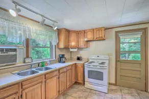 Bonfires & BBQs! Creekside Retreat in Marshall - Innvendig