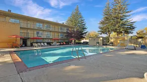 Howard Johnson by Wyndham Sacramento Downtown - Piscine