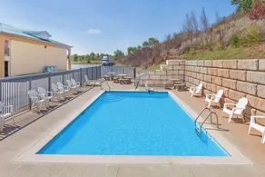 Days Inn by Wyndham Lenoir City - Piscine