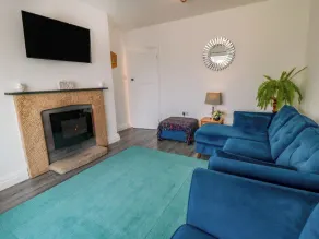 Field Cottage - Living area