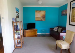 The Spotted Salmon Cottage - Lobby sitting area