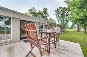 Patio, Yard, Views: Modern Home in Longview - Interiör