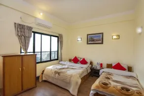 Hotel Marigold mit Panoramablick auf die Bergkette und den gemäßigten Wald - Wohnzimmer
