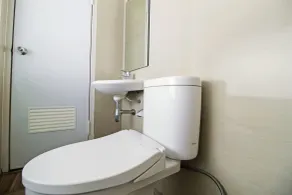 RedDoorz Plus @ Cideng Barat - Bathroom