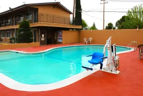 Rodeway Inn Near University-Gateway to Yosemite - Piscine