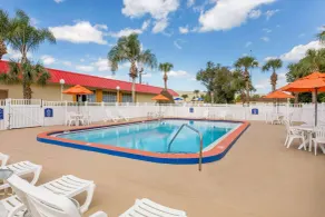 Howard Johnson by Wyndham Lakeland - Piscine