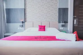 RedDoorz Plus near Gold Coast Ferry Terminal Batam - Værelse