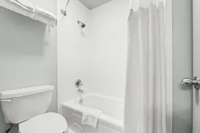 Super 8 by Wyndham Saskatoon Near Saskatoon Airport - Baño
