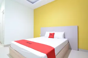RedDoorz near Museum Keraton Surakarta - Værelse