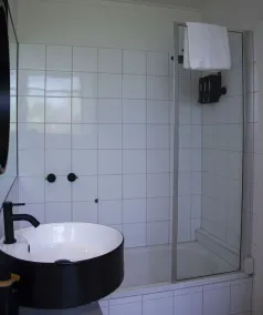 SoYa on Davis Apartment Hotel - Bathroom