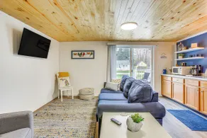 Cozy Wellston Cabin - Walk to Crystal Lake! - Innvendig