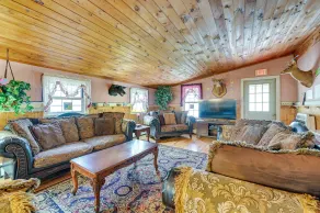 Lanesville Home w/ Pool Table, Bar & Deck! - Innvendig