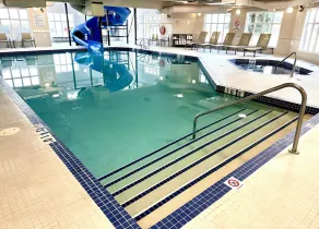 Holiday Inn Express Airdrie by IHG - Piscina