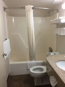 Quality Inn & Suites Indiana South - Salle de bain