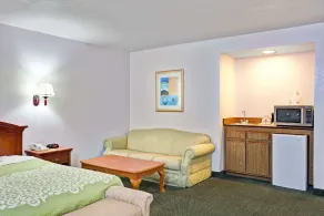 Days Inn & Suites by Wyndham Fullerton - Room