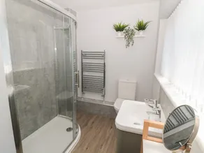 Stone's Throw - Baño
