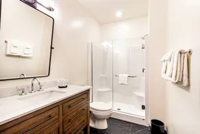 The Saddlery Madison Downtown - Bathroom