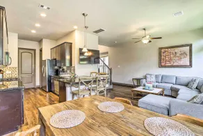 Family-Friendly Spring Townhouse w/ Backyard! - Interiör