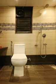 Areca Palms - Bathroom