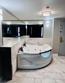 Baymont by Wyndham - Chicago - Addison - O'Hare - Bathroom