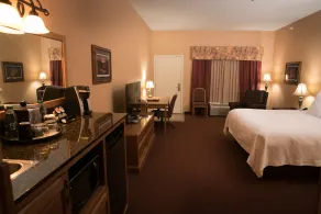 Norfolk Lodge & Suites, an Ascend Collection Hotel - Room