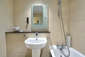 Manchester Airport Stanley Hotel by Belvilla - Bathroom