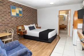 Lantern Motor Inn - Room