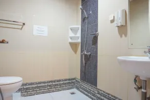 RedDoorz near Kemang Square - Badezimmer