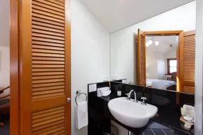 54 on Bank - Bathroom