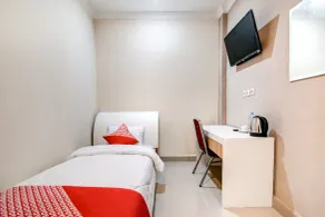 RedDoorz Hotel Baaraka near Living World - Chambre