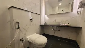HOTEL SIMRAN INTERNATIONAL - Bathroom
