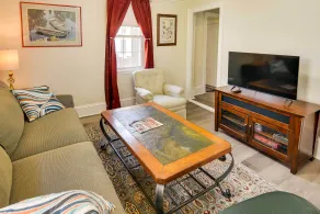 Walk to Warren Beach! Historic Building w/ 2 Units - Interiør