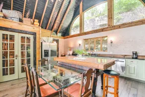 Upscale Getaway on Smith Lake w/ Boat Dock - Interiör