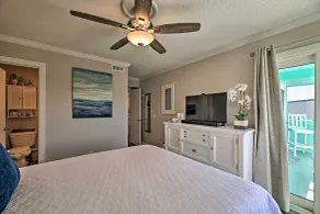 Oceanfront corner condo with balcony, washer/dryer, AC, & pool access - Interior