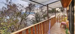 Teak house in a forest above the beach - Balcone