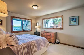 Dock Access & Hot Tub: Waterfront Meeks Bay Home - Interiør