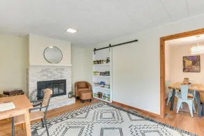 1 Mi to Dtwn Burlington: Modern Home w/ Yard! - Innvendig