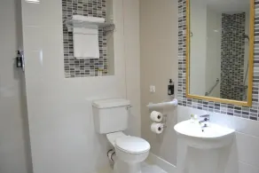 Carrick Plaza Suites and Apartments - Bathroom