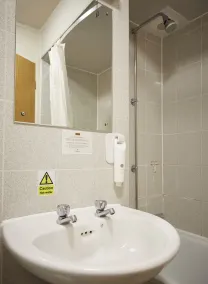 De Trafford Arms by Chef & Brewer Collection - Baño
