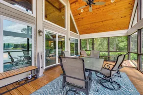Luxe Lake Sinclair Living: Private Dock & Beach! - Interiör